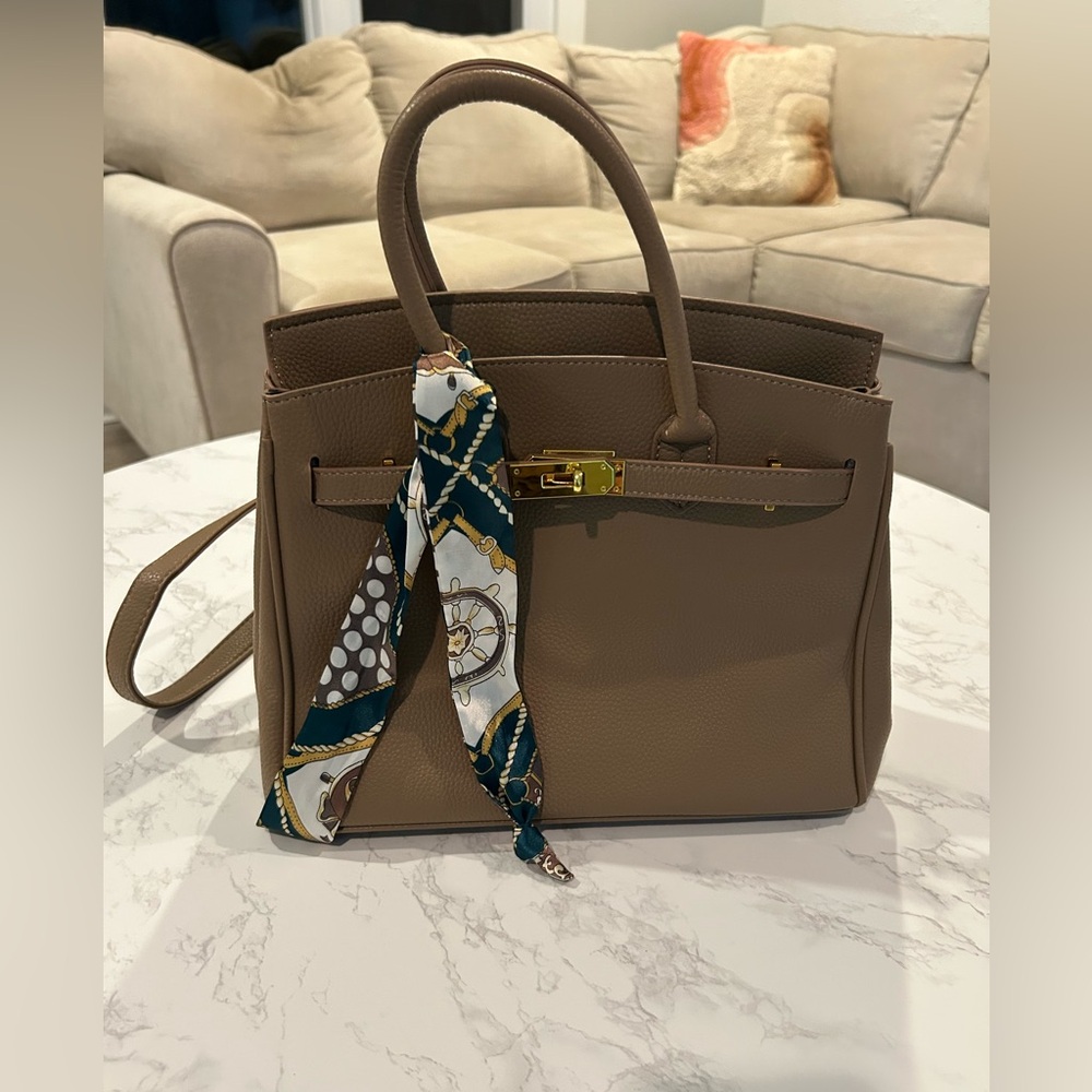 Elegant Tan Shoulder Bag - Picture 3 of 5